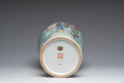Vase en porcelaine de Chine famille rose &agrave; d&eacute;cor de dames de la cour se relaxant dans un jardin palatial, marque de Qianlong, R&eacute;publique, 20&egrave;me si&egrave;cle