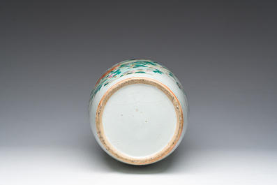 Vase en porcelaine de Chine famille rose &agrave; d&eacute;cor de faisan et de papillons parmi des branches fleuries, 19&egrave;me si&egrave;cle
