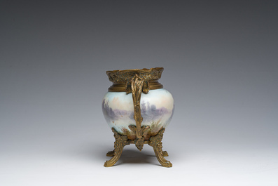 Een Franse S&egrave;vres-stijl porseleinen jardini&egrave;re en een schotel met amoureuze sc&egrave;nes en verguld bronzen monturen, 19de eeuw