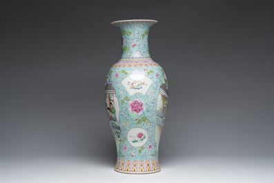 Vase en porcelaine de Chine famille rose &agrave; d&eacute;cor de dames de la cour se relaxant dans un jardin palatial, marque de Qianlong, R&eacute;publique, 20&egrave;me si&egrave;cle