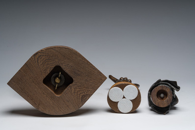 Arlette Hutsebaut (20ste/21ste eeuw): Abstracte compositie in marmer en twee gepatineerd bronzen figuren
