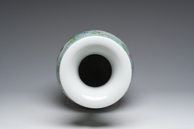 Vase en porcelaine de Chine famille rose &agrave; d&eacute;cor de dames de la cour se relaxant dans un jardin palatial, marque de Qianlong, R&eacute;publique, 20&egrave;me si&egrave;cle
