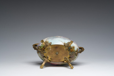 Een Franse S&egrave;vres-stijl porseleinen jardini&egrave;re en een schotel met amoureuze sc&egrave;nes en verguld bronzen monturen, 19de eeuw