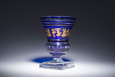 Een Belgische deels blauwgekleurd gelaagd kristallen vaas met 'Danse de Flore' decor, Val Saint Lambert, 20ste eeuw