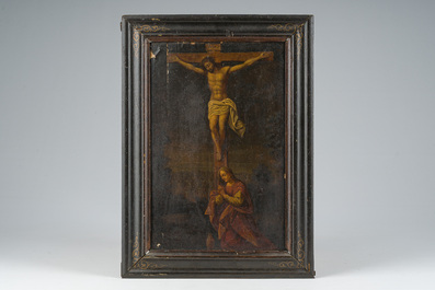 Vlaamse school: Jezus aan het kruis met Maria Magdalena eronder knielend, olie op paneel, ca. 1700