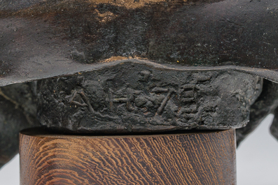 Arlette Hutsebaut (20ste/21ste eeuw): Abstracte compositie in marmer en twee gepatineerd bronzen figuren