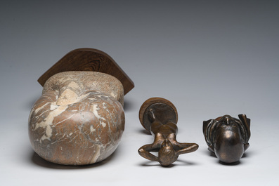 Arlette Hutsebaut (20ste/21ste eeuw): Abstracte compositie in marmer en twee gepatineerd bronzen figuren