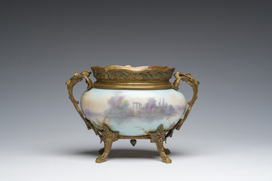Een Franse S&egrave;vres-stijl porseleinen jardini&egrave;re en een schotel met amoureuze sc&egrave;nes en verguld bronzen monturen, 19de eeuw