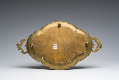 Een Franse S&egrave;vres-stijl porseleinen jardini&egrave;re en een schotel met amoureuze sc&egrave;nes en verguld bronzen monturen, 19de eeuw