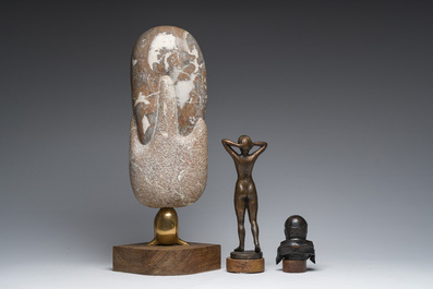 Arlette Hutsebaut (20ste/21ste eeuw): Abstracte compositie in marmer en twee gepatineerd bronzen figuren