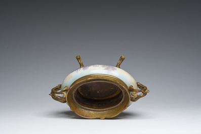 Een Franse S&egrave;vres-stijl porseleinen jardini&egrave;re en een schotel met amoureuze sc&egrave;nes en verguld bronzen monturen, 19de eeuw
