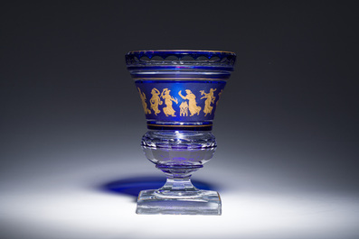 Een Belgische deels blauwgekleurd gelaagd kristallen vaas met 'Danse de Flore' decor, Val Saint Lambert, 20ste eeuw