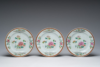 A Chinese blue and white dish and three famille rose plates with floral design, Kangxi/Qianlong