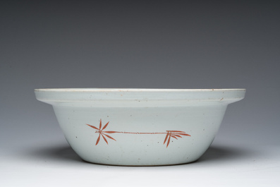 A large Chinese qianjiang cai bowl with ladies relaxing in a palace garden, 19th C.