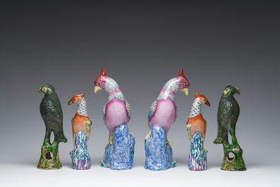 Zes Chinese famille rose en groengeglazuurde modellen van vogels, 19de/20ste eeuw