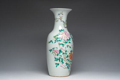 Vase en porcelaine de Chine famille rose &agrave; d&eacute;cor de faisan et de papillons parmi des branches fleuries, 19&egrave;me si&egrave;cle