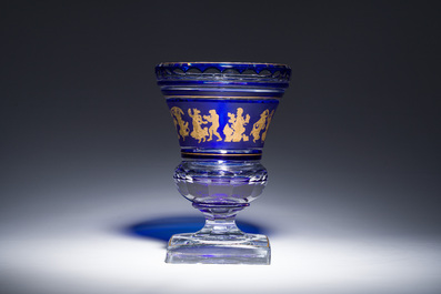 Een Belgische deels blauwgekleurd gelaagd kristallen vaas met 'Danse de Flore' decor, Val Saint Lambert, 20ste eeuw