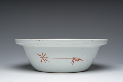 A large Chinese qianjiang cai bowl with ladies relaxing in a palace garden, 19th C.
