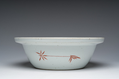 A large Chinese qianjiang cai bowl with ladies relaxing in a palace garden, 19th C.