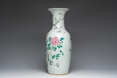 Vase en porcelaine de Chine famille rose &agrave; d&eacute;cor de faisan et de papillons parmi des branches fleuries, 19&egrave;me si&egrave;cle
