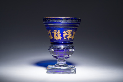 Een Belgische deels blauwgekleurd gelaagd kristallen vaas met 'Danse de Flore' decor, Val Saint Lambert, 20ste eeuw
