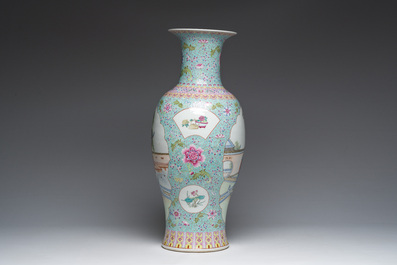 Vase en porcelaine de Chine famille rose &agrave; d&eacute;cor de dames de la cour se relaxant dans un jardin palatial, marque de Qianlong, R&eacute;publique, 20&egrave;me si&egrave;cle