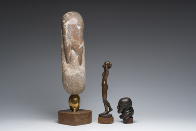 Arlette Hutsebaut (20ste/21ste eeuw): Abstracte compositie in marmer en twee gepatineerd bronzen figuren