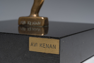 Avi Kenan (1951): 'Ballerina', brons op een marmeren voet, ed. 29/100, gedateerd 1983