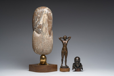 Arlette Hutsebaut (20ste/21ste eeuw): Abstracte compositie in marmer en twee gepatineerd bronzen figuren