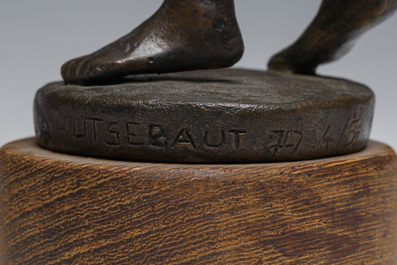 Arlette Hutsebaut (20ste/21ste eeuw): Abstracte compositie in marmer en twee gepatineerd bronzen figuren