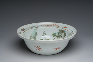 A large Chinese qianjiang cai bowl with ladies relaxing in a palace garden, 19th C.