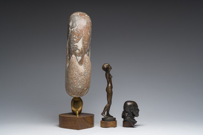 Arlette Hutsebaut (20ste/21ste eeuw): Abstracte compositie in marmer en twee gepatineerd bronzen figuren