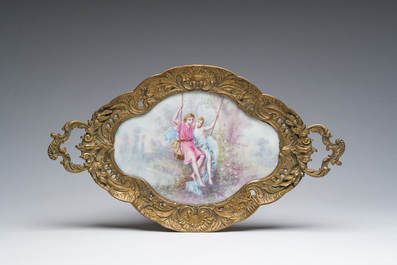 Een Franse S&egrave;vres-stijl porseleinen jardini&egrave;re en een schotel met amoureuze sc&egrave;nes en verguld bronzen monturen, 19de eeuw