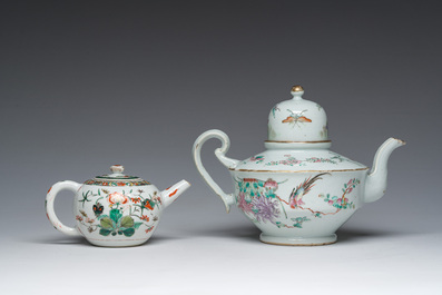 Twee Chinese famille rose en verte theepotten met deksel met vogels tussen bloesemtakken, 19de eeuw