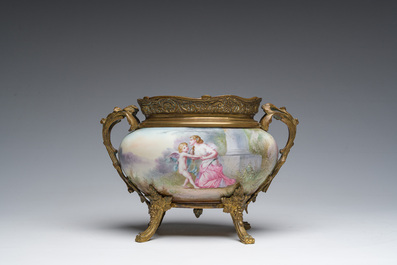 Een Franse S&egrave;vres-stijl porseleinen jardini&egrave;re en een schotel met amoureuze sc&egrave;nes en verguld bronzen monturen, 19de eeuw