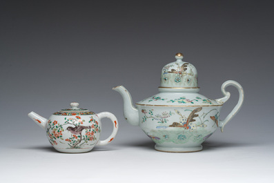 Twee Chinese famille rose en verte theepotten met deksel met vogels tussen bloesemtakken, 19de eeuw