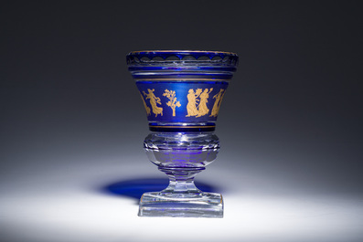 Een Belgische deels blauwgekleurd gelaagd kristallen vaas met 'Danse de Flore' decor, Val Saint Lambert, 20ste eeuw