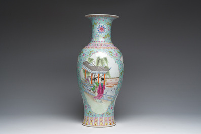 Vase en porcelaine de Chine famille rose &agrave; d&eacute;cor de dames de la cour se relaxant dans un jardin palatial, marque de Qianlong, R&eacute;publique, 20&egrave;me si&egrave;cle