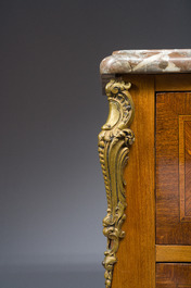 Een Franse Transition-stijl marqueterie commode met verguld bronzen monturen en grijs en rood geaderd marmer bovenblad, eerst helft 20ste eeuw