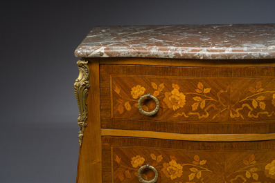 Een Franse Transition-stijl marqueterie commode met verguld bronzen monturen en grijs en rood geaderd marmer bovenblad, eerst helft 20ste eeuw