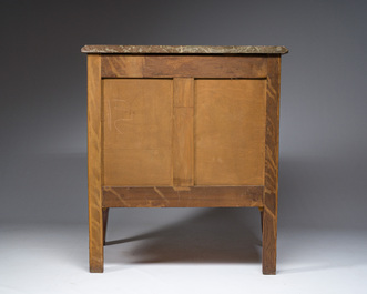 Een Franse Transition-stijl marqueterie commode met verguld bronzen monturen en grijs en rood geaderd marmer bovenblad, eerst helft 20ste eeuw