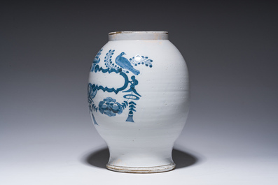 Een grote Engels Delfts blauw-witte aardewerken apothekerspot met een cartouche, vermoedelijk Lambeth, 18de eeuw