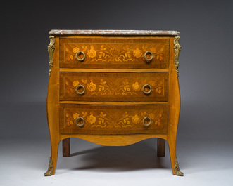 Een Franse Transition-stijl marqueterie commode met verguld bronzen monturen en grijs en rood geaderd marmer bovenblad, eerst helft 20ste eeuw