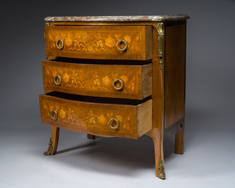 Een Franse Transition-stijl marqueterie commode met verguld bronzen monturen en grijs en rood geaderd marmer bovenblad, eerst helft 20ste eeuw