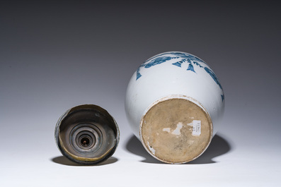 Een grote Engels Delfts blauw-witte aardewerken apothekerspot met een cartouche, vermoedelijk Lambeth, 18de eeuw