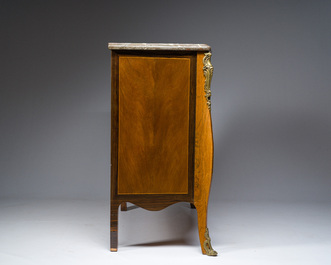 Een Franse Transition-stijl marqueterie commode met verguld bronzen monturen en grijs en rood geaderd marmer bovenblad, eerst helft 20ste eeuw