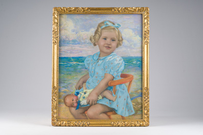 Ferdinand Buyle (1872&ndash;1950): Portret van een klein meisje met een pop aan het strand, pastel op papier, gedateerd (19)38