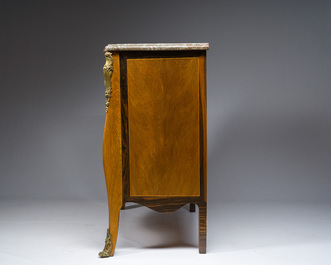 Een Franse Transition-stijl marqueterie commode met verguld bronzen monturen en grijs en rood geaderd marmer bovenblad, eerst helft 20ste eeuw