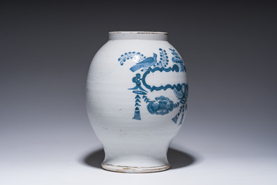 Een grote Engels Delfts blauw-witte aardewerken apothekerspot met een cartouche, vermoedelijk Lambeth, 18de eeuw