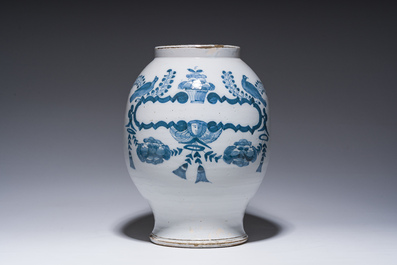 Een grote Engels Delfts blauw-witte aardewerken apothekerspot met een cartouche, vermoedelijk Lambeth, 18de eeuw
